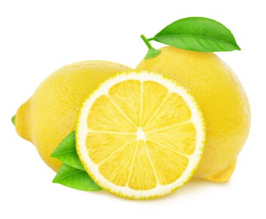 Beyaz arkaplanda izole edilmiş limonlu kompozisyon.