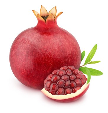 Beyaz arka plan üzerinde izole yaprakları ile bütün ve kesilmiş nar ile Kompozisyon. Tasarım öğesi olarak.