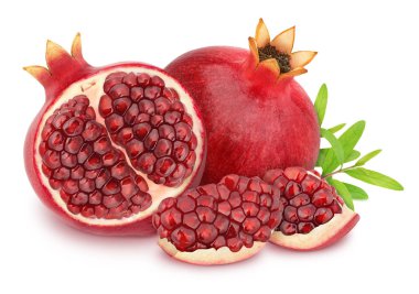 Beyaz arka plan üzerinde izole yaprakları ile bütün ve kesilmiş nar ile Kompozisyon. Tasarım öğesi olarak.