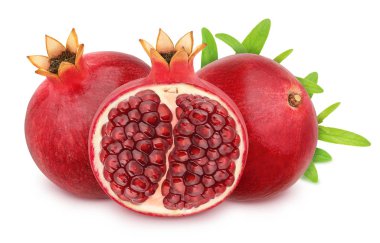 Beyaz arka plan üzerinde izole yaprakları ile bütün ve kesilmiş nar ile Kompozisyon. Tasarım öğesi olarak.