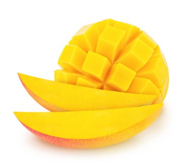 Beyaz arka plan üzerinde izole bütün ve kesilmiş olgun mango ile Kompozisyon. Tasarım öğesi olarak.