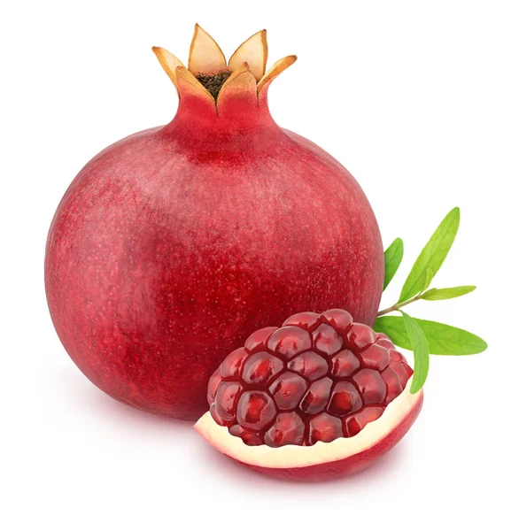 Beyaz arka plan üzerinde izole yaprakları ile bütün ve kesilmiş nar ile Kompozisyon. Tasarım öğesi olarak.