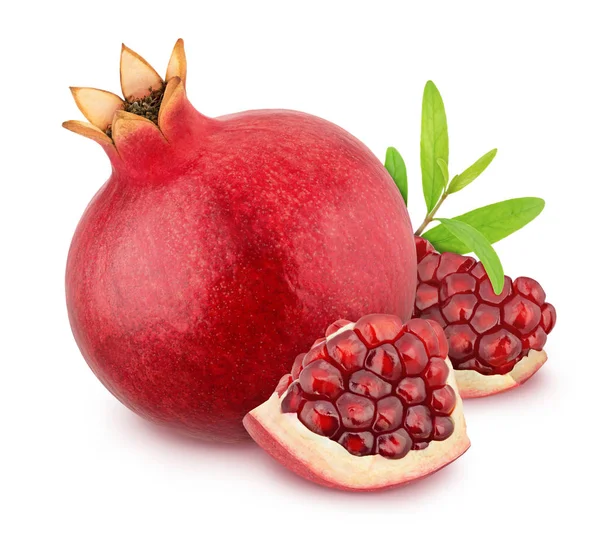 Beyaz arka plan üzerinde izole yaprakları ile bütün ve kesilmiş nar ile Kompozisyon. Tasarım öğesi olarak.