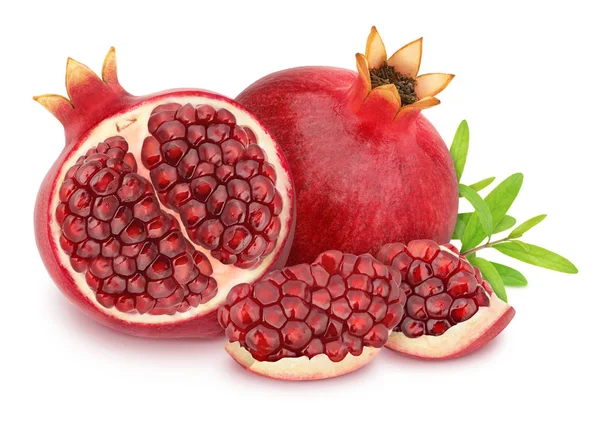 Beyaz arka plan üzerinde izole yaprakları ile bütün ve kesilmiş nar ile Kompozisyon. Tasarım öğesi olarak.