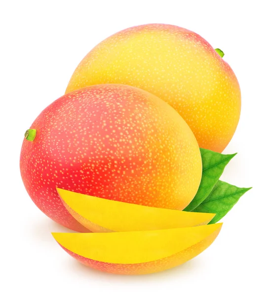 Композиція з цілими і нарізаними свіжовибраними манго з листям ізольовані на білому тлі. Як елемент дизайну . — стокове фото
