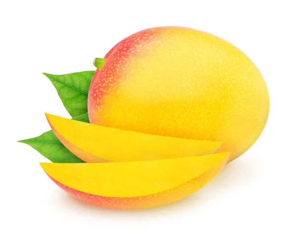 Samenstelling met hele en gesneden Tropic mango's met bladeren geïsoleerd op witte achtergrond. Als ontwerpelement. — Stockfoto