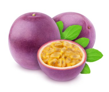 Beyaz arka plan üzerinde izole yaprakları ile bütün ve kesilmiş tutku meyve ile Kompozisyon. Tasarım öğesi olarak.