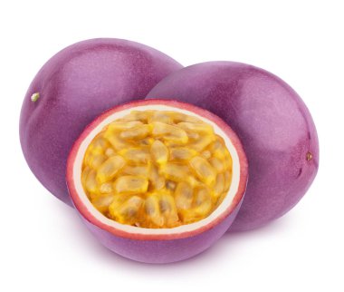 Beyaz arka plan üzerinde izole bütün ve kesilmiş tutku meyve ile Kompozisyon. Tasarım öğesi olarak.