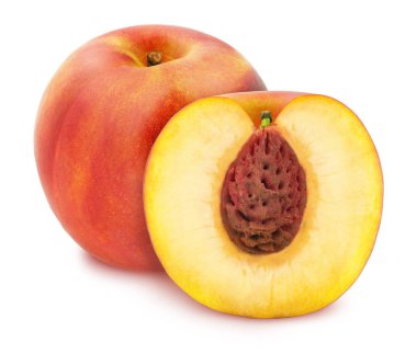 Beyaz arka plan üzerinde izole bütün ve yarıya nektarinler ile kompozisyon. Tasarım öğesi olarak.