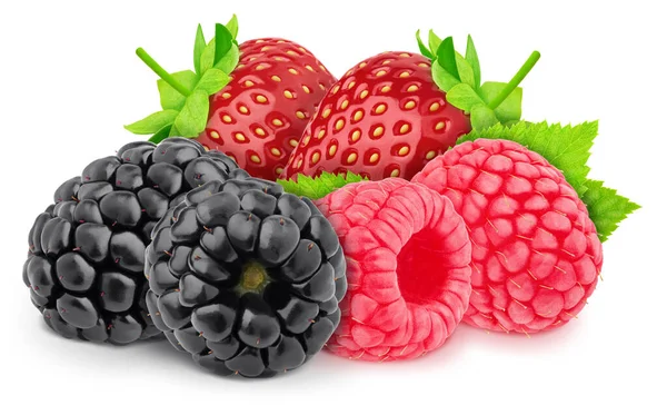 Veelkleurige compositie met assortiment bessen: aardbeien, frambozen en bramen geïsoleerd op een witte achtergrond met knippad. — Stockfoto