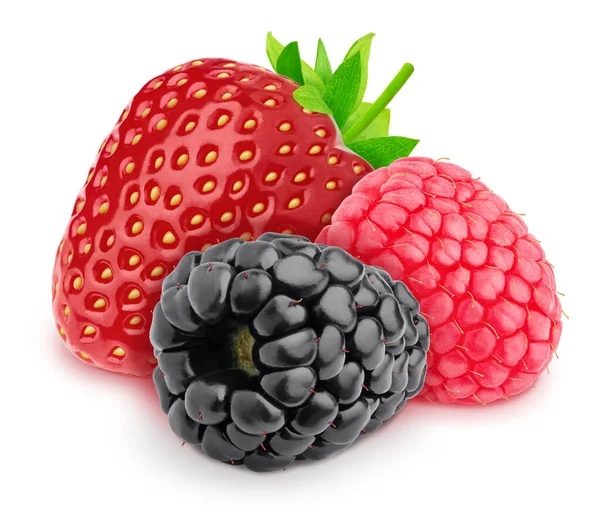 Разноцветная композиция с ассортиментом ягод: клубника, малина и ежевика изолированы на белом фоне с вырезкой дорожки . — стоковое фото