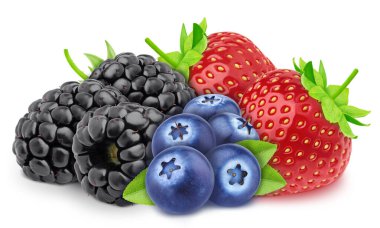 Çilek, böğürtlen ve böğürtlen çeşitleriyle çok renkli kompozisyon kesme yolu olan beyaz bir arka planda izole edilmiş..