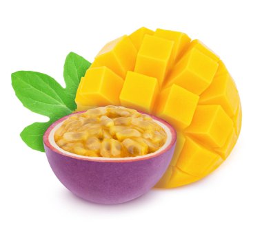 Kesilmiş tropikal meyvelerle renkli kompozisyon - Çarkıfelek meyvesi ve mango kesme yolu olan beyaz bir arka planda izole edilmiş.
