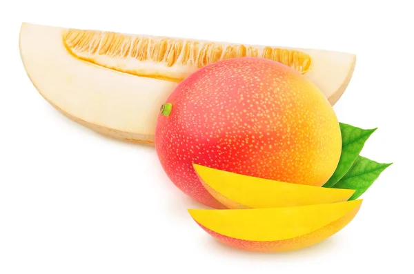 Sammansatt bild av bit av melon och mango, isolerad på en vit bakgrund. Som beståndsdel i förpackningen. — Stockfoto