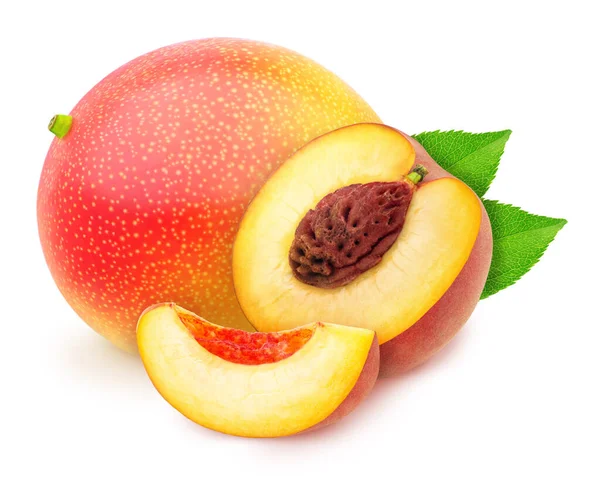 甜甜的多汁水果- -桃子和芒果，白色背景，有切碎的路径. — 图库照片
