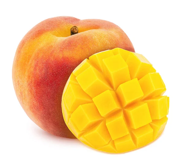 全体とスライスされたエキゾチックな果物との複合画像-白の背景に隔離された桃とマンゴー。設計要素として. — ストック写真