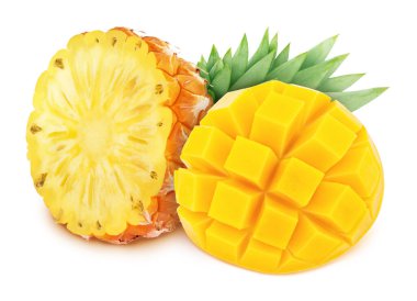 Kesilmiş tropikal meyvelerle parlak sarı kompozisyon - mango ve ananas kesme yolu ile beyaz bir arka planda izole.