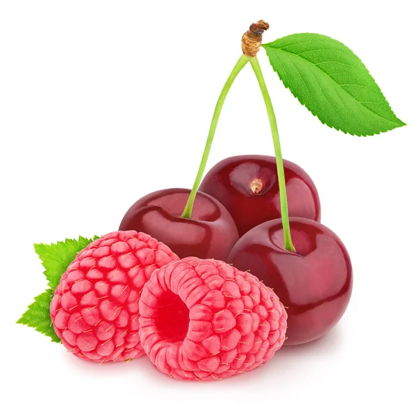 Komposisi warna-warni dengan buah beri - raspberry dan ceri, terisolasi pada latar belakang putih dengan jalur kliping . — Stok Foto