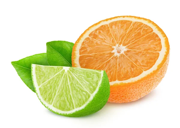 Veelkleurige samenstelling met citrusvruchten - limoen en sinaasappel geïsoleerd op een witte achtergrond. — Stockfoto