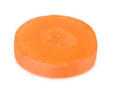 Beyaz arka planda izole edilmiş taze havuç dilimleri..