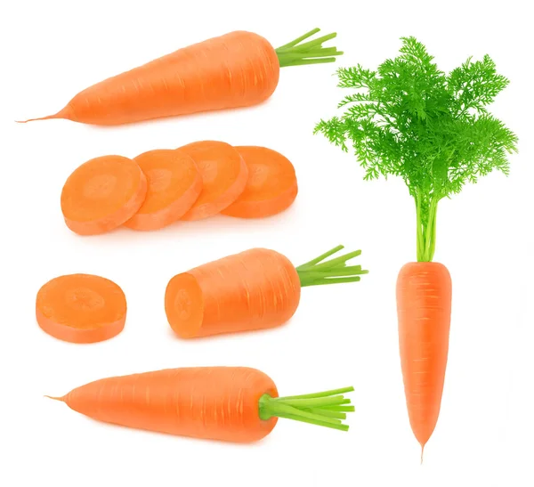 Набір свіжої цілої і нарізаної моркви ізольовані на білому тлі . — стокове фото