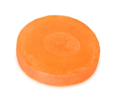 Beyaz arka planda izole edilmiş taze havuç dilimleri..