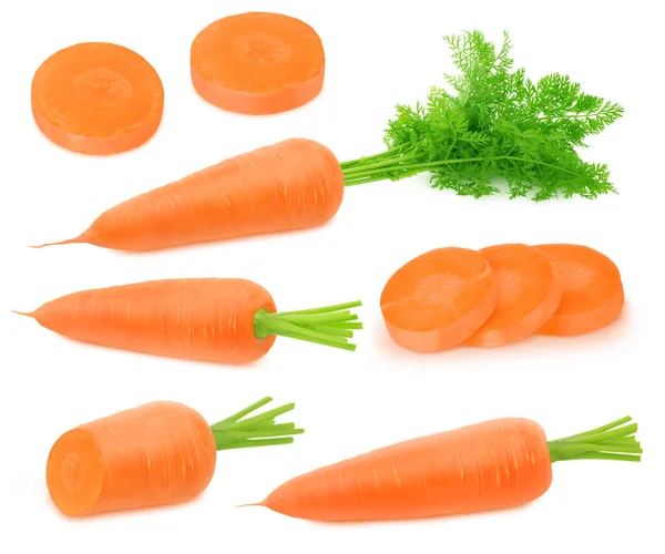 Набір свіжої цілої і нарізаної моркви ізольовані на білому тлі . — стокове фото