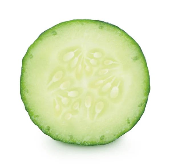 Fatia de pepino verde isolado em um fundo branco . — Fotografia de Stock