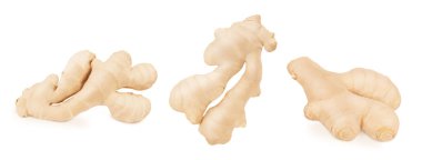 Beyaz arka planda izole edilmiş taze ve kesilmiş zencefil seti..