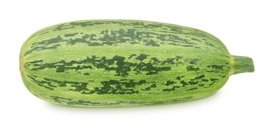 Taze yeşil sebze iliği kabağı beyaz arka planda izole edilmiş..