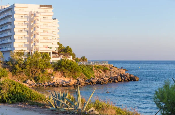 Salou Resort Bílé Hotel Pobřeží Pozadí Modré Oblohy Léto Španělsku — Stock fotografie