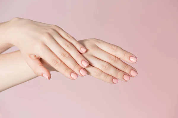 Dedos Mujer Con Manicura Rosa Sobre Fondo Rosa Claro Cerca — Foto de Stock