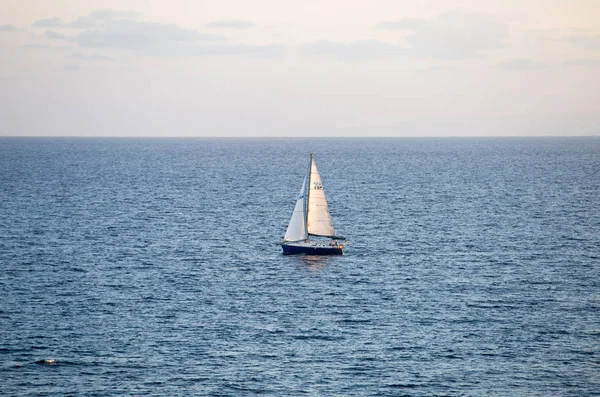 Bir Yelkenli Gemi Denizin Berrak Gökyüzü Arka Plan Üzerinde Yalnızlık — Stok fotoğraf