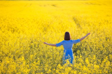 Hafta sonu kavramı. Çayır çiçek üzerinde yürüyen kız. Anti ücretsiz tema.