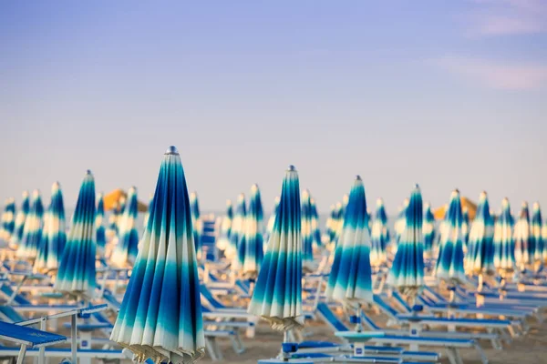 Ombrelloni Sfondo Blu Cielo Limpido Concetto Affitto Articoli Spiaggia Rimini — Foto Stock