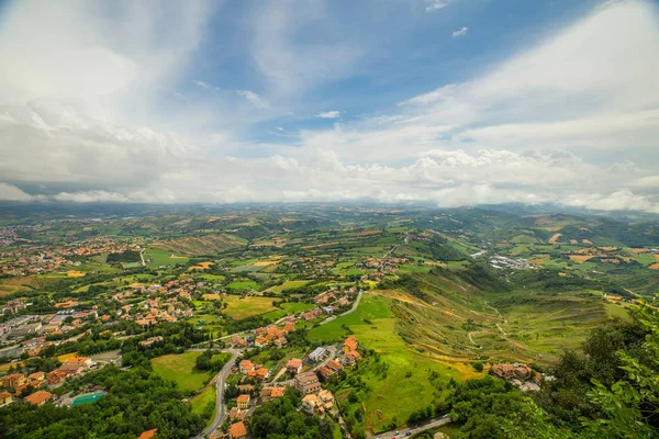 上から緑のトスカーナ風景です サンマリノ空撮 イタリア — ストック写真
