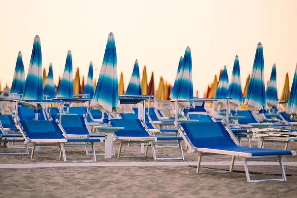 空的贵妃椅与沙滩雨伞 里米尼海滩 意大利 海滩休息概念的出租项目 — 图库照片