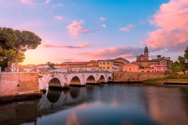 Rimini, İtalya için ünlü köprü. Rimini yerler. Güzel Rimini cityscape akşam.