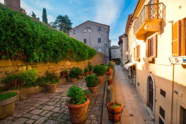 İtalya Simgesel Yapı San Marino. Alışveriş için ünlü hedef. San Marino sokak eski tarihi binalar.