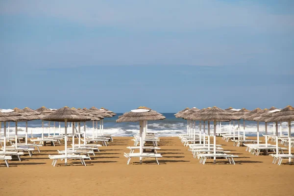 带雨伞和贵妃休息室的夏日沙滩 里米尼度假村意大利 — 图库照片