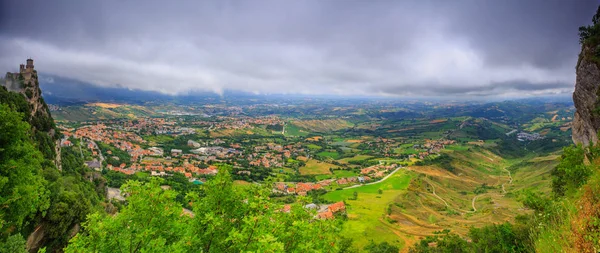 San Marino, İtalya, panoramik görünümü. İtalyan Simgesel Yapı, havadan görünümü.