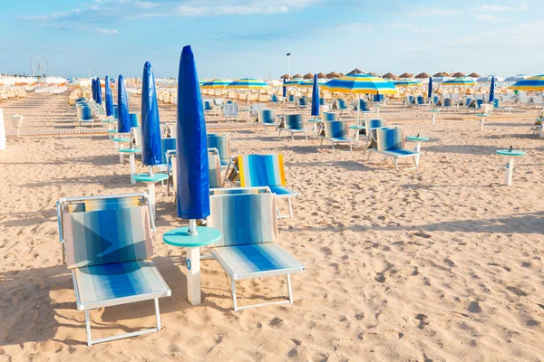 阳光明媚的日子 海滩上的雨伞和甲板椅 著名的里米尼海滩 意大利 — 图库照片