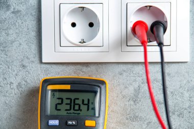 Kontrol güç kaynağı test cihazı ile yuvasında. Evde iyi gerilim.