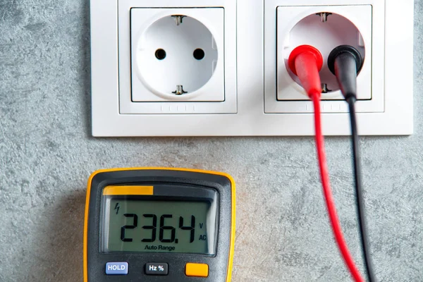 Kontrol güç kaynağı test cihazı ile yuvasında. Evde iyi gerilim.