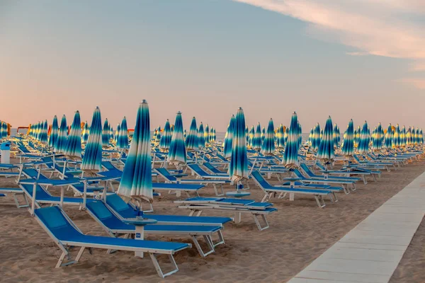 里米尼海滩 沙滩雨伞和甲板椅在沙子在晚上 — 图库照片