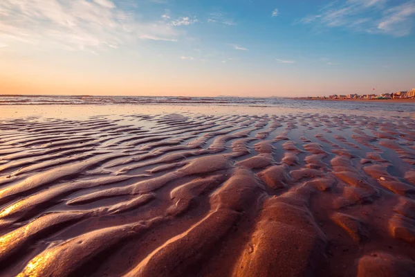 朝に干潮時に熱帯のビーチ ビーチの砂のライン パターン 日の出の海 — ストック写真