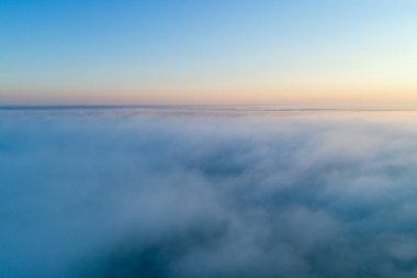 Cennet arka plan ile açık mavi gökyüzü bulutlar üzerinde havadan görünümü