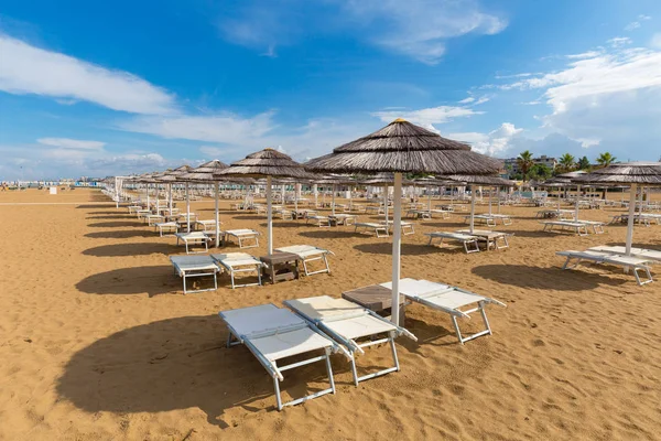 里米尼海滩 遮阳伞和甲板椅上的沙子 海滩上空的蓝天 意大利度假村 — 图库照片