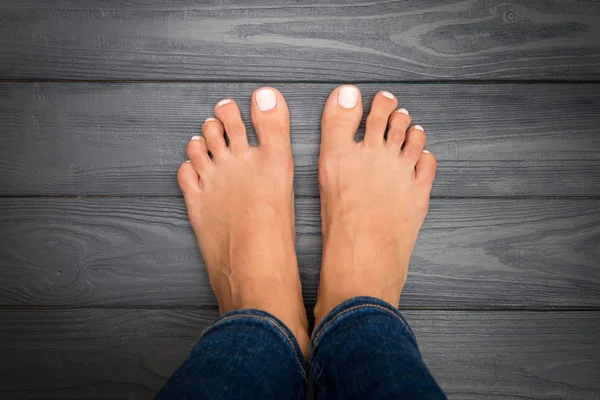 Patas Mujer Con Pedicura Rosa Sobre Suelo Madera Negra Cuidado — Foto de Stock