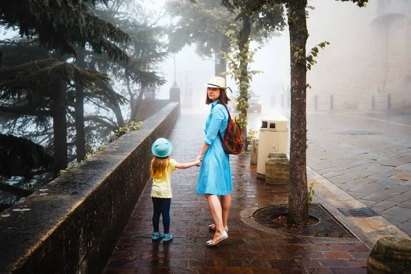 Turysta Dziewczyna Dzieckiem Ulicy San Marino Mglisty Motyw Podróży Przeznaczenia — Zdjęcie stockowe